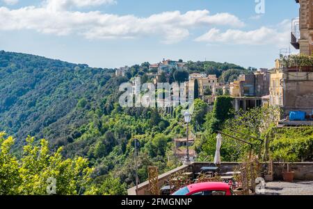 Vue panoramique à Castel Gandolfo, dans la province de Rome, Lazio, Italie centrale. Banque D'Images