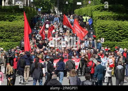 Kiev, Ukraine. 09e mai 2021. Les gens sont vus porter des portraits d'anciens combattants de la Seconde Guerre mondiale en marchant vers le monument du Soldat inconnu pour déposer des fleurs marquant le jour de la victoire et le 76e anniversaire de la victoire sur l'Allemagne nazie dans la deuxième Guerre mondiale, à Kiev. (Photo de Pavlo Gonchar/SOPA Images/Sipa USA) crédit: SIPA USA/Alay Live News Banque D'Images