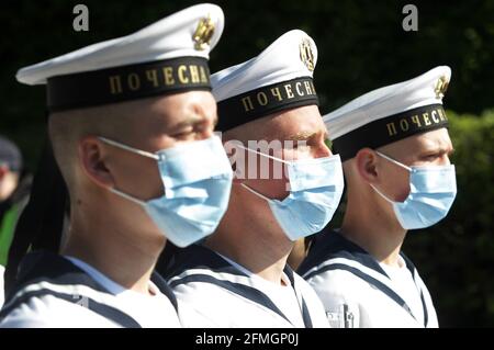 Kiev, Ukraine. 09e mai 2021. Les soldats de garde d'honneur sont vus porter des masques de visage lorsqu'ils se trouvent à côté du monument du Soldat inconnu dans un parc commémoratif marquant le jour de la victoire et le 76e anniversaire de la victoire sur l'Allemagne nazie dans la deuxième Guerre mondiale, à Kiev. (Photo de Pavlo Gonchar/SOPA Images/Sipa USA) crédit: SIPA USA/Alay Live News Banque D'Images