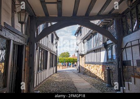 La salle à manger extérieure de l'historique Mermaid Inn, Mermaid Street, Rye, East Sussex, Royaume-Uni Banque D'Images