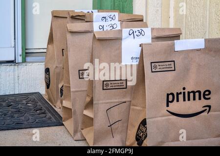 Fort Collins, CO, États-Unis - 31 mars 2020 : sacs bruns avec des produits d'épicerie et frais livrés à la maison de l'ensemble du marché alimentaire et commande par Amazon Banque D'Images