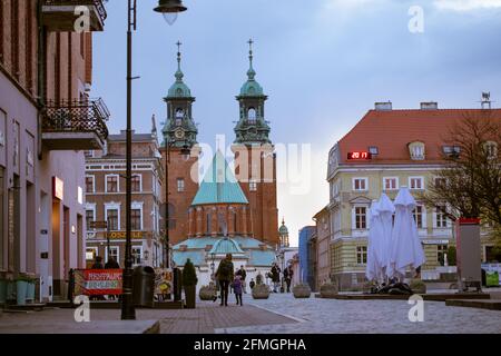 Gniezno, Pologne - Architecture dans la vieille ville, le soir. Paysage urbain. Banque D'Images