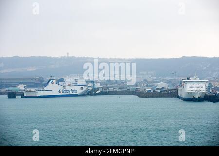 Cherbourg en Cotentin, France. 28 février 2021. Ferry Brittany Ferries vu au port de ferry de Cherbourg, situé au nord de la Péninsule du Cotentin dans le nord-ouest de la France. Le port du ferry de Cherbourg sert de porte d'entrée à la région de Normandie, à Paris et à partir de la Belgique, de la Hollande et de l'Allemagne. Crédit : SOPA Images Limited/Alamy Live News Banque D'Images