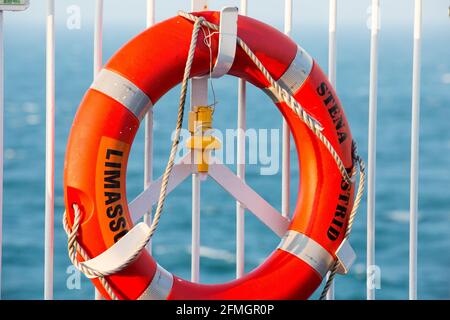 Cherbourg en Cotentin, France. 28 février 2021. Life Buoy Rescue Ring vu sur le Stena Estrid Ferry.Cherbourg Ferry port sert de passerelle vers la région de Normandie, vers Paris et à partir de la Belgique, la Hollande et l'Allemagne. (Photo par Karol Serewis/SOPA Images/Sipa USA) crédit: SIPA USA/Alay Live News Banque D'Images