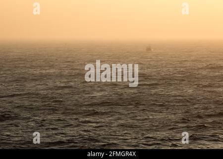 Cherbourg en Cotentin, France. 28 février 2021. Vue sur la Manche depuis la terrasse du ferry Stena Estrid. Le port de Cherbourg Ferry sert de passerelle vers la région normande, vers Paris et vers la Belgique, la Hollande et l'Allemagne. (Photo par Karol Serewis/SOPA Images/Sipa USA) crédit: SIPA USA/Alay Live News Banque D'Images