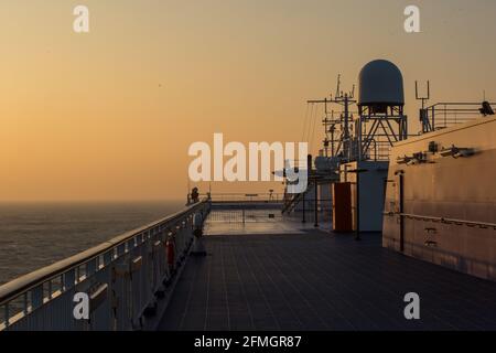 Cherbourg en Cotentin, France. 28 février 2021. Mât de ferry et radar de navigation vus sur un ferry Stena Estrid.le port de ferry de Cherbourg sert de passerelle vers la région de Normandie, vers Paris et à partir de la Belgique, la Hollande et l'Allemagne. (Photo par Karol Serewis/SOPA Images/Sipa USA) crédit: SIPA USA/Alay Live News Banque D'Images