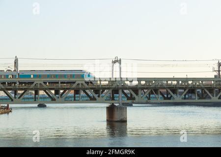 le train sur le pont traverse la rivière. Dans la ville de Tokyo en journée. Banque D'Images