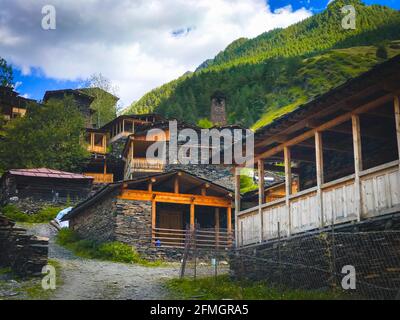 Vue panoramique sur la rivière et unique Dartlo village en pierre bâtiments et tours reconstruits. Parc national de Tusheti. Banque D'Images