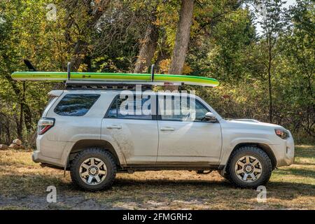 Halsey, ne, États-Unis - 23 septembre 2020 : Toyota 4Runner SUV (modèle de piste 2016) avec un stand gonflable de randonnée paddleboard sur un terrain de camping à Nebrask Banque D'Images