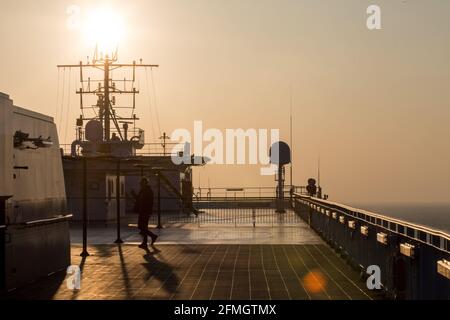 Cherbourg-en-Cotentin, Normandie, France. 28 février 2021. Mât de ferry et radar de navigation vus sur la terrasse de Stena Estrid ferry.Cherbourg Ferry port sert de porte d'entrée à la région de Normandie, à Paris et à partir de la Belgique, la Hollande et l'Allemagne. Crédit: Karol Serewis/SOPA Images/ZUMA Wire/Alay Live News Banque D'Images