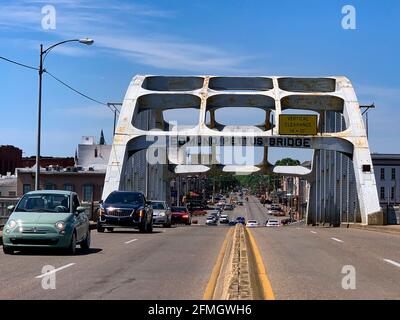 Selma, Alabama, États-Unis. 8 mai 2021. Une caravane de près de 400 voitures traverse le pont Edmund Pettus pour retracer les racines des marcheurs des droits civiques pris en 1965 pour exiger l'adoption de la loi sur les droits de vote. Le votercade de Selma à Montgomery fait partie de la Journée nationale d'action pour l'avancement des droits de vote de John Lewis, qui appelle à l'adoption de la Loi sur l'avancement des droits de vote de John Lewis et de la Loi sur le peuple pour protéger les droits de tous les électeurs. Crédit : Sue Dorfman/ZUMA Wire/Alay Live News Banque D'Images