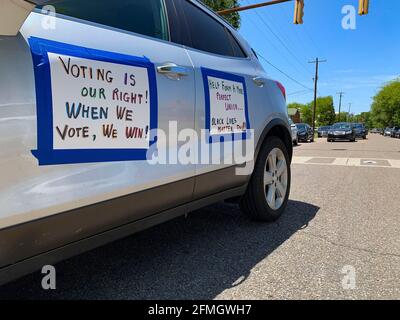 Selma, Alabama, États-Unis. 8 mai 2021. Une voiture participant à la journée d'action pour l'avancement des droits de vote de John Lewis affiche des panneaux qui parlent de l'importance du vote. Crédit : Sue Dorfman/ZUMA Wire/Alay Live News Banque D'Images