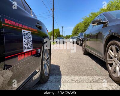 Selma, Alabama, États-Unis. 8 mai 2021. Une voiture participant au voting Rights Advancement Day Votercade de John Lewis affiche un signe avec un code QR sur la façon de s'inscrire pour voter. Crédit : Sue Dorfman/ZUMA Wire/Alay Live News Banque D'Images