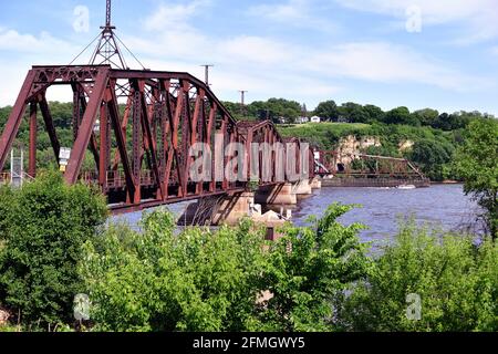 Dubuque, Iowa, États-Unis. Le pont du chemin de fer national canadien au-dessus du fleuve Mississippi, reliant Dubuque, Iowa, à East Dubuque, Illinois. Banque D'Images