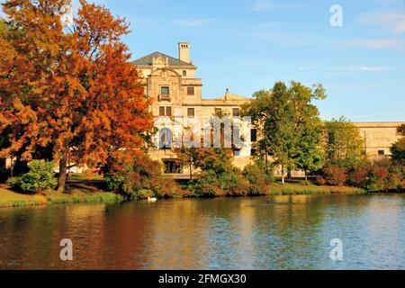 Lake LaVerne et The Memorial Union au début de l'automne sur le campus de l'université d'État de l'Iowa à Ames, Iowa. L'un des deux cygnes de l'université qui Banque D'Images