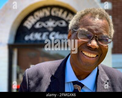 Selma, Alabama, États-Unis. 8 mai 2021. L'ancien représentant de l'État de l'Alabama Hank Sanders se trouve devant la chapelle Brown. Crédit : Sue Dorfman/ZUMA Wire/Alay Live News Banque D'Images