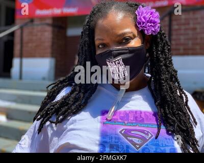 Selma, Alabama, États-Unis. 8 mai 2021. Anika Jackson, directrice exécutive du Centre Selma pour la vérité et la réconciliation en matière de non-violence, écoute les conférenciers au rassemblement de la Journée d'action pour l'avancement des droits de vote de John Lewis. Crédit : Sue Dorfman/ZUMA Wire/Alay Live News Banque D'Images