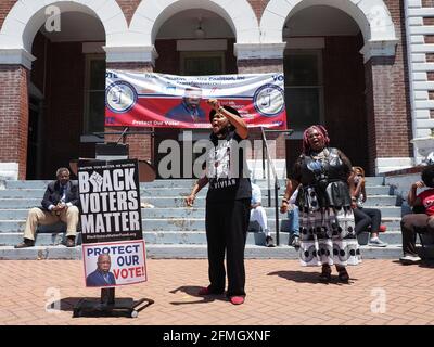 Selma, Alabama, États-Unis. 8 mai 2021. Faya ora Rose TourÅ½, militante des droits civils et avocate qui a été la première juge de l'Alabama, dirige un chant d'échauffement au début du rassemblement de la Journée d'action pour l'avancement des droits de vote de John Lewis. L'événement à Selma, qui a eu lieu sur le terrain de l'historique Chapelle brune A.M.E. Church, était l'un des 100 qui ont lieu à travers les États-Unis. Crédit : Sue Dorfman/ZUMA Wire/Alay Live News Banque D'Images