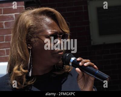 Selma, Alabama, États-Unis. 8 mai 2021. LaTosha Brown, co-fondateur de Black Voters Matter, s'adresse au rassemblement de John Lewis pour la Journée d'action pour l'avancement des droits de vote. L'événement à Selma, qui a eu lieu sur le terrain de l'historique Chapelle brune A.M.E. Church, était l'un des 100 qui ont lieu à travers les États-Unis. Crédit : Sue Dorfman/ZUMA Wire/Alay Live News Banque D'Images