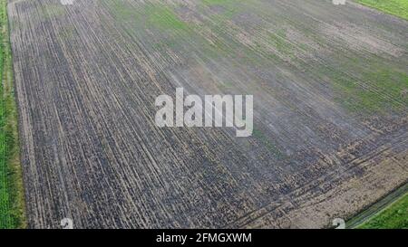 Un champ de ferme endommagé par le mauvais temps. Vue aérienne, paysage. Banque D'Images