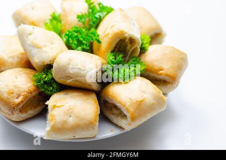 Cocktails petits pains à la saucisse, viande de porc assaisonnée enveloppée de pâte feuilletée, plats savoureux Banque D'Images