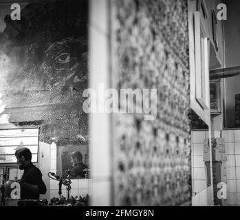 Vieux magasin de thé dans un vieux marché. Un café dans le plus grand marché intérieur du monde avec une atmosphère artistique et ancienne Banque D'Images