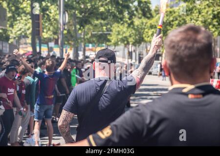 Barcelone, Catalogne, Espagne. 8 mai 2021. Le fan du FC Barcelona est vu avec une poussée.le groupe de supporters ultras du Club Futbol Barcelona, Boixos Nis (Crazy Boys) se sont rassemblés devant le stade Camp Nou pour motiver l'équipe avant le match contre le Club Atletico de Madrid pour le 35e tour de la Liga, la ligue espagnole de football. La victoire de Barça mettra l'équipe, actuellement en troisième place, devant l'Atletico de Madrid, qui occupe la première position. Credit: Thiago Prudencio/DAX/ZUMA Wire/Alay Live News Banque D'Images