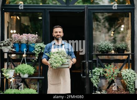 Petite entreprise extérieure, ouverture d'un café écologique, d'une boutique ou d'un studio de fleurs le matin en été ou au printemps Banque D'Images