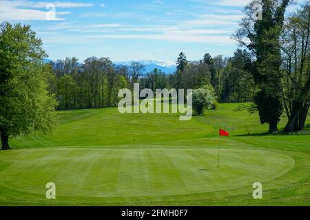 Parcours de golf avec vue sur les Alpes enneigées. Banque D'Images