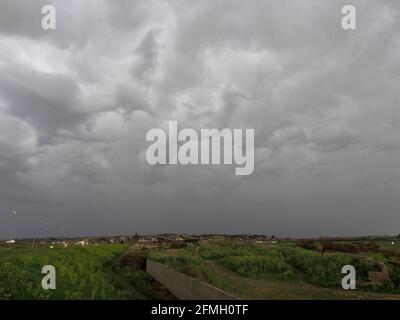 Sheerness, Kent, Royaume-Uni. 9 mai 2021. Météo au Royaume-Uni : nuages de tempête dans Sheerness, Kent. Crédit : James Bell/Alay Live News Banque D'Images