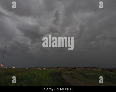 Sheerness, Kent, Royaume-Uni. 9 mai 2021. Météo au Royaume-Uni : nuages de tempête dans Sheerness, Kent. Crédit : James Bell/Alay Live News Banque D'Images