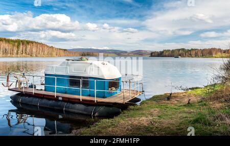 Paysage avec lac de montagne Vlasina et petit bateau, sud-est de la Serbie, Europe Banque D'Images