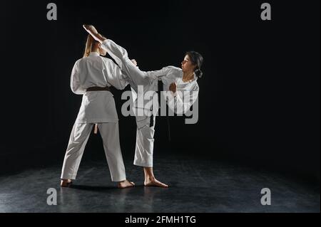 Deux femelles caratekas dans un kimono, grève en action Banque D'Images