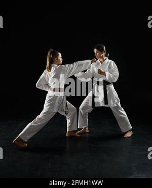 Deux femelles caratekas dans un kimono, grève en action Banque D'Images