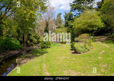 Churchill Gardens à Southend on Sea, Essex, Royaume-Uni. Paisible et isolé les jardins ornementaux avec ruisseau et cascade. Paysage par Ian Walker Banque D'Images