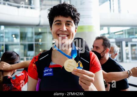 Malaga, Espagne. 1er mai 2021. Merche Castellanos pose avec sa médaille d'or lors de l'arrivée des joueurs de Rincon Fertildad Malaga à l'aéroport de Malaga après avoir remporté la coupe d'Europe EHF à Zagreb. Crédit : SOPA Images Limited/Alamy Live News Banque D'Images