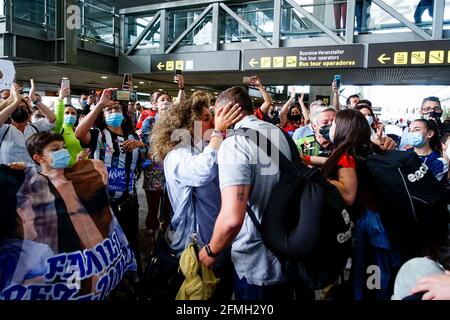 Malaga, Espagne. 1er mai 2021. Suso Gallardo embrasse sa copine lors de l'arrivée des joueurs de Rincon Fertildad Malaga à l'aéroport de Malaga après avoir remporté la coupe d'Europe EHF à Zagreb. Crédit : SOPA Images Limited/Alamy Live News Banque D'Images