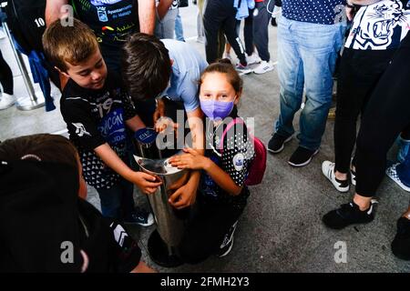 Malaga, Espagne. 1er mai 2021. Les enfants posent avec le trophée EHF lors de l'arrivée des joueurs de Rincon Fertildad Malaga à l'aéroport de Malaga après avoir remporté la coupe européenne EHF à Zagreb. Crédit : SOPA Images Limited/Alamy Live News Banque D'Images