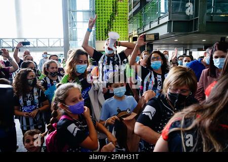 Malaga, Espagne. 1er mai 2021. Les fans qui fêtent l'arrivée des joueurs de Rincon Fertildad Malaga à l'aéroport de Malaga après avoir remporté la coupe d'Europe EHF à Zagreb. (Photo de Francis Gonzalez/SOPA Images/Sipa USA) crédit: SIPA USA/Alay Live News Banque D'Images