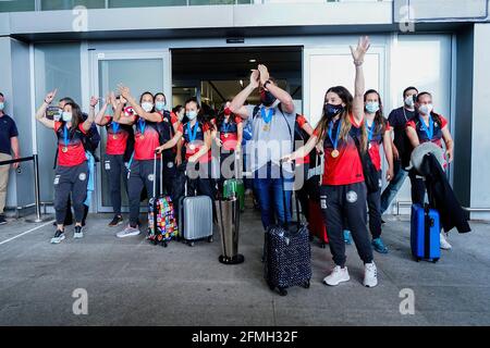 Malaga, Espagne. 1er mai 2021. Les joueurs ont fêté lors de l'arrivée des joueurs de Rincon Fertildad Malaga à l'aéroport de Malaga après avoir remporté la coupe d'Europe EHF à Zagreb. (Photo de Francis Gonzalez/SOPA Images/Sipa USA) crédit: SIPA USA/Alay Live News Banque D'Images