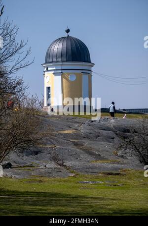 Helsinki / Finlande - 9 MAI 2021 : ancien bâtiment d'observatoire situé sur une falaise dans le centre-ville d'Helsinki. Banque D'Images