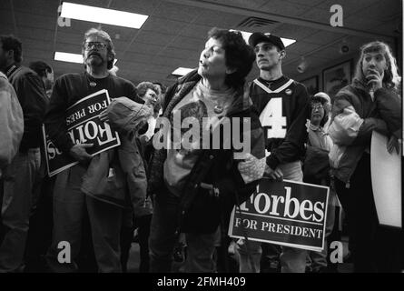 Les électeurs américains attendent Steve Forbes Publisher et le républicain américain Candidat à l'élection présidentielle avant qu'il ne soit prévu de faire un Discours à Indianapolis Banque D'Images