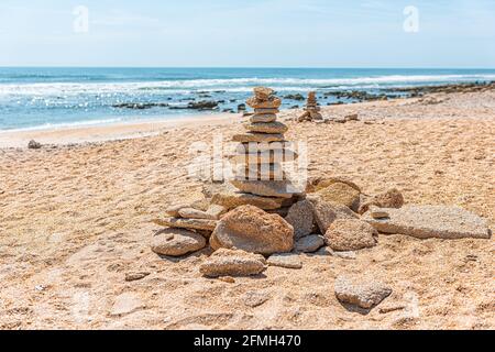 Réserve de rivière à mer, Marineland avec des formations rocheuses calcaires cairn shelly dans le nord de la Floride, à côté de St Augustine avec vagues, sable et nob Banque D'Images