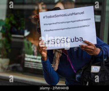 Londres, Royaume-Uni. 09e mai 2021. Un manifestant tient un écriteau pendant la démonstration. Des manifestants ont organisé une manifestation près de l'ambassade de Cuba à Londres au sujet d'une grève de la faim à Cuba, le régime cubain a agi contre des artistes de partout à Cuba qui font l'objet d'une surveillance policière régulière, d'arrestations de maisons et de détentions. L'artiste Luis Manuel Otero Alcántara, artiste contemporain cubain et chef du mouvement des artistes dissidents de San Isidro, a lancé une grève de la faim et de la soif le 25 avril 2021 contre les pratiques répressives cubaines. Crédit : SOPA Images Limited/Alamy Live News Banque D'Images