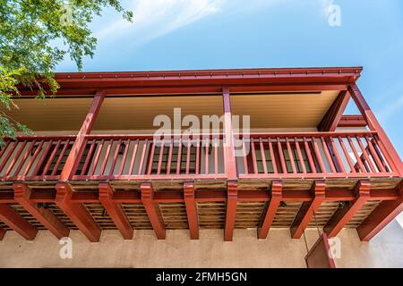 Saint Augustine, Florida USA St George Street et personne le jour ensoleillé avec vue sur le balcon traditionnel avec la couleur rouge colorée et le ciel bleu Banque D'Images