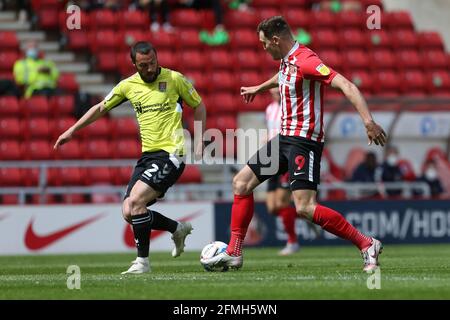 SUNDERLAND, ROYAUME-UNI. 9 MAI Michael Harriman de Northampton Town en action avec Charlie Wyke de Sunderland lors du match Sky Bet League 1 entre Sunderland et Northampton Town au stade de Light, Sunderland, le dimanche 9 mai 2021. (Credit: Mark Fletcher | MI News) Credit: MI News & Sport /Alay Live News Banque D'Images