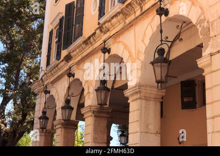 Rues de la vieille ville de Corfou : maison de façade. Île de Kerkyra, Grèce. Banque D'Images
