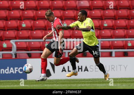 SUNDERLAND, ROYAUME-UNI. 9 MAI Jack Diamond de Sunderland en action avec Mickel Miller de Northampton Town lors du match Sky Bet League 1 entre Sunderland et Northampton Town au Stade de Light, Sunderland, dimanche 9 mai 2021. (Credit: Mark Fletcher | MI News) Credit: MI News & Sport /Alay Live News Banque D'Images