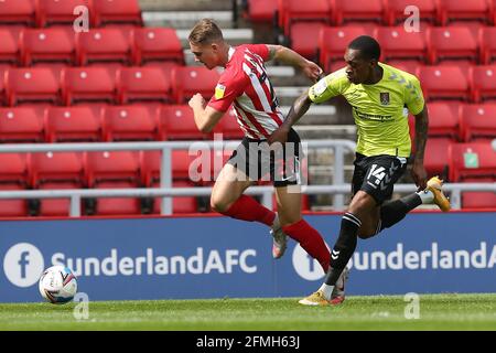 SUNDERLAND, ROYAUME-UNI. 9 MAI Jack Diamond de Sunderland en action avec Mickel Miller de Northampton Town lors du match Sky Bet League 1 entre Sunderland et Northampton Town au Stade de Light, Sunderland, dimanche 9 mai 2021. (Credit: Mark Fletcher | MI News) Credit: MI News & Sport /Alay Live News Banque D'Images