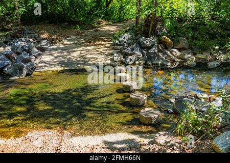 Saison estivale de la Virginie du Nord avec traversée de la rivière dans le comté de Fairfax Sugarland Run Stream Valley Trail avec le ruisseau sans personne et ruisseau Banque D'Images